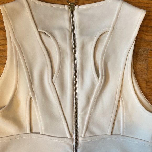 $7 CLEARANCE - Express XS White Crop Top - Picture 6 of 9